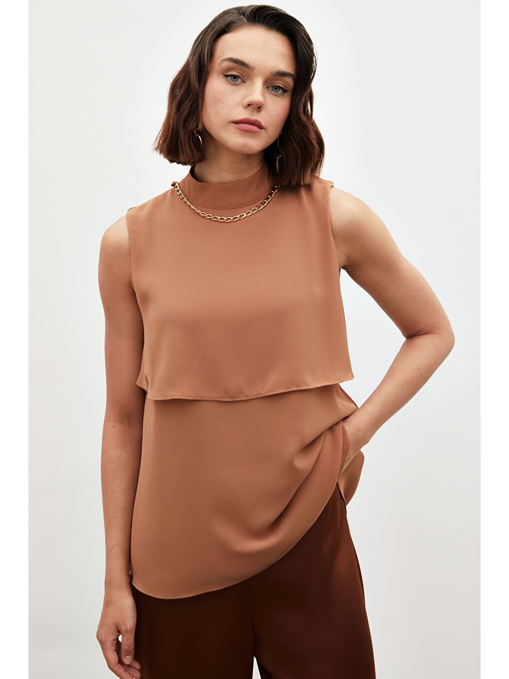 SATEEN Kahverengi Aksesuar Detaylı Volanlı Bluz - Kahve - 3