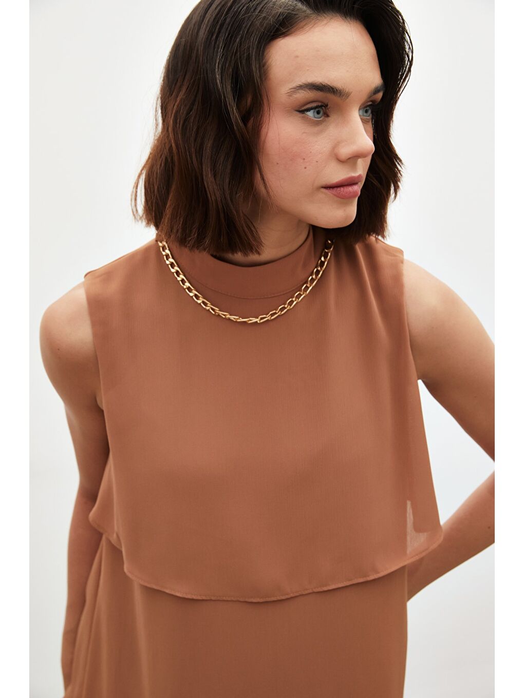 SATEEN Kahverengi Aksesuar Detaylı Volanlı Bluz - Kahve - 4