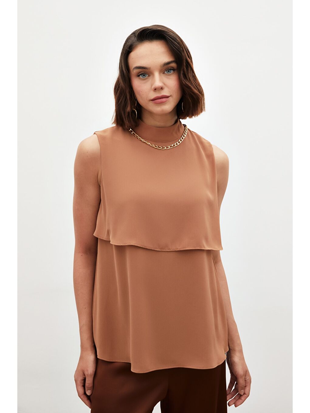 SATEEN Kahverengi Aksesuar Detaylı Volanlı Bluz - Kahve - 5