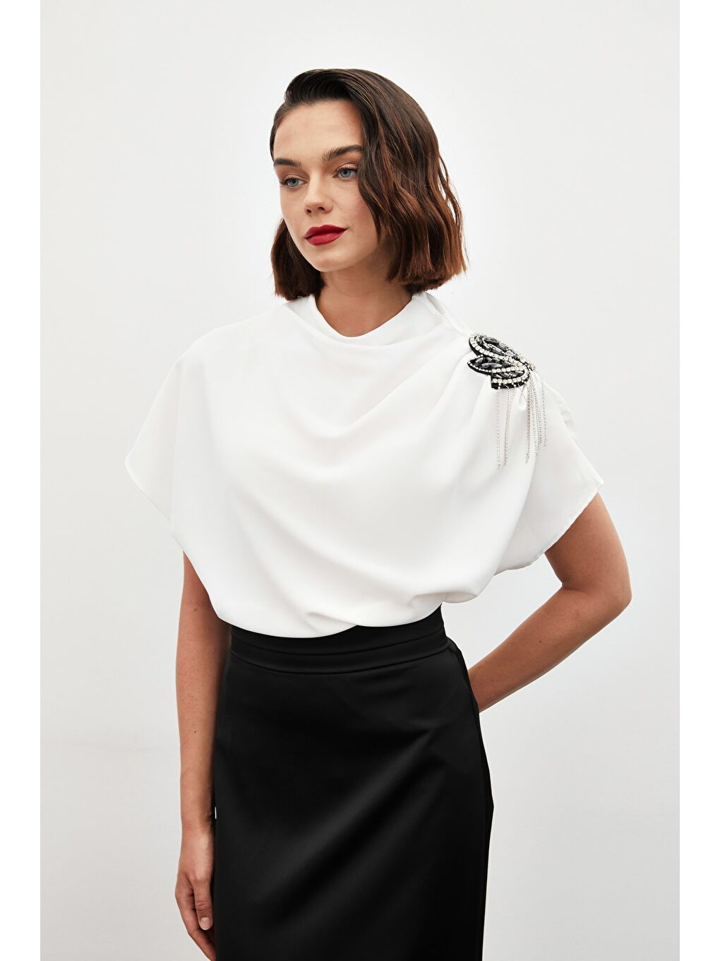 Tek Omuz Aksesuarlı Salaş Bluz - Ekru