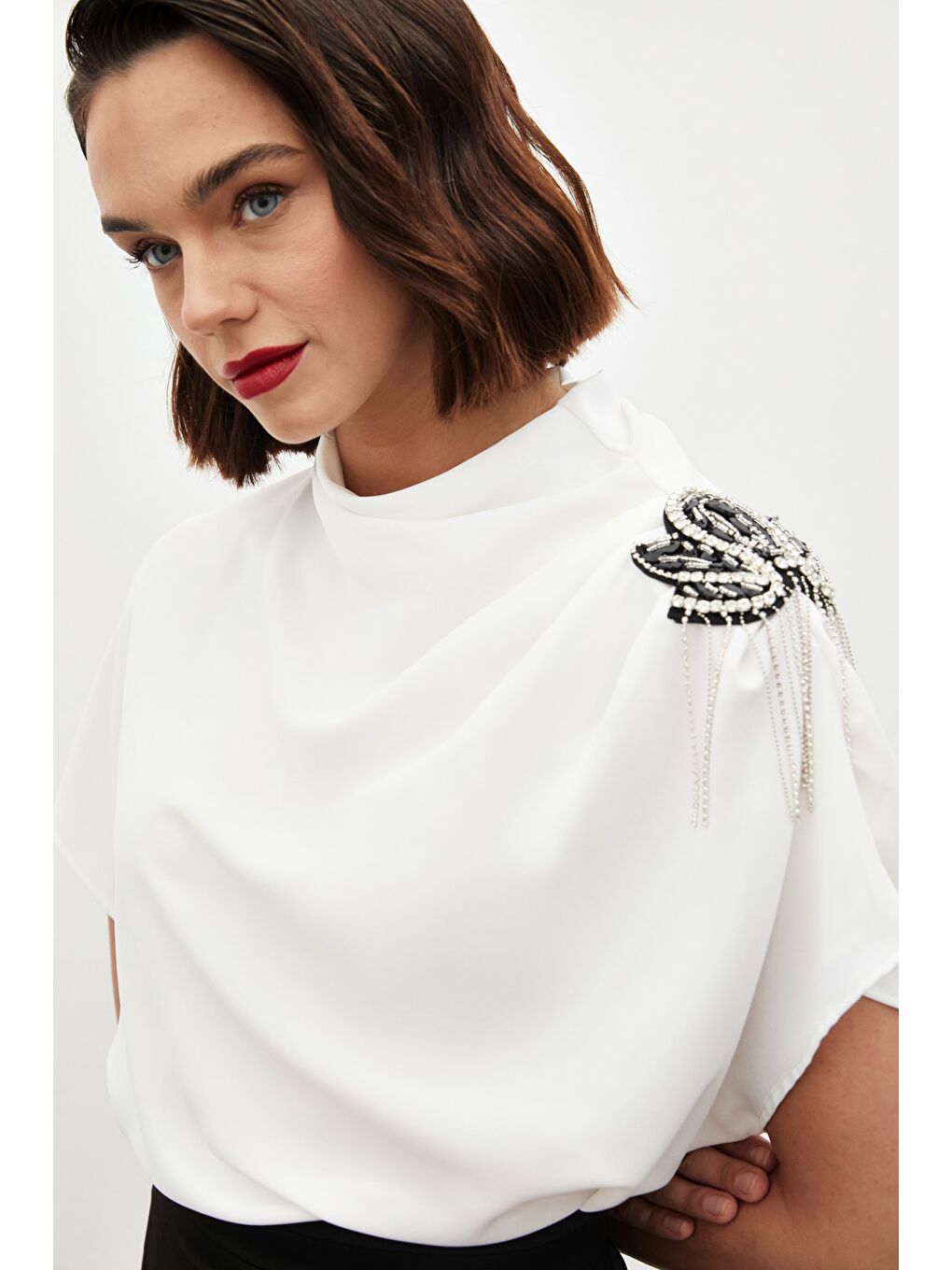Tek Omuz Aksesuarlı Salaş Bluz - Ekru-1