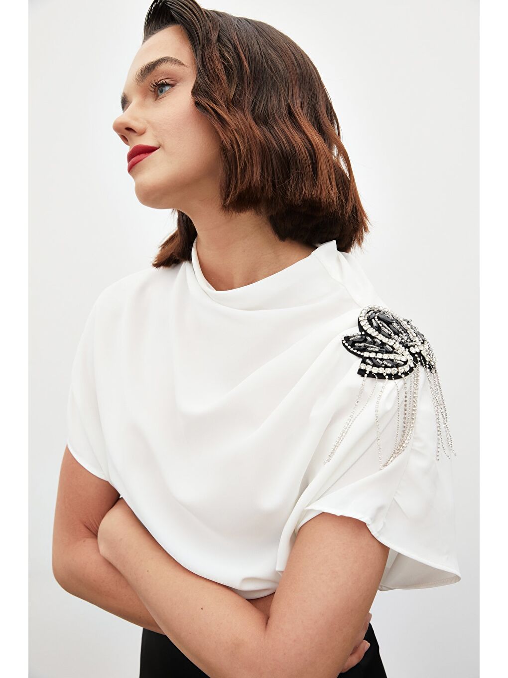 Tek Omuz Aksesuarlı Salaş Bluz - Ekru-2