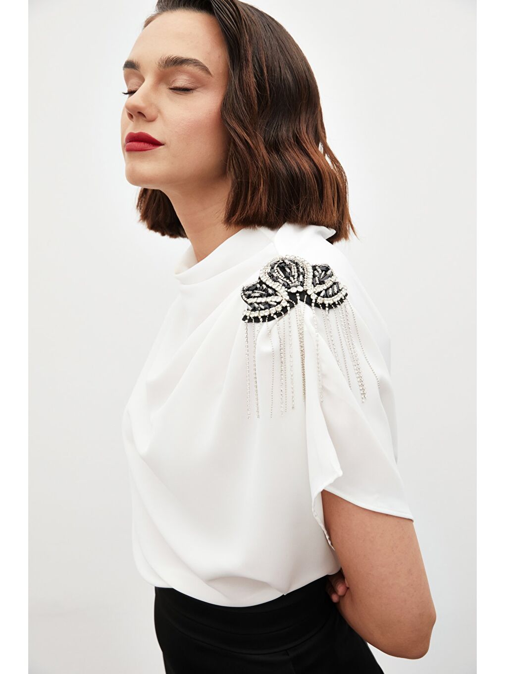 Tek Omuz Aksesuarlı Salaş Bluz - Ekru-3