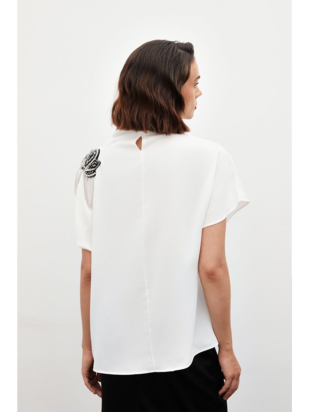 Tek Omuz Aksesuarlı Salaş Bluz - Ekru-4