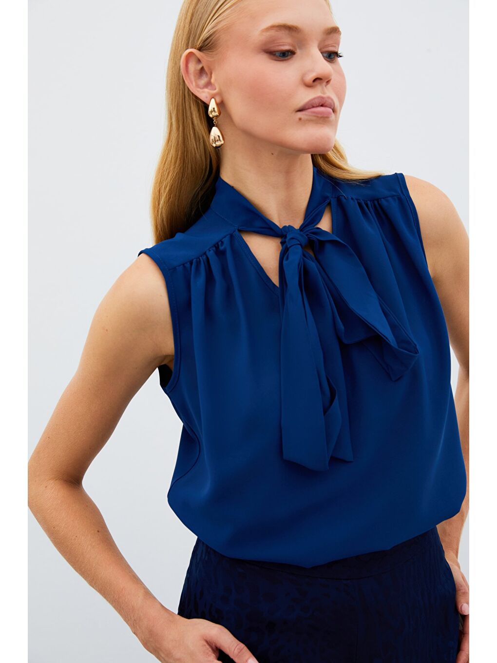 Fularlı Kolsuz Bluz - Lacivert-1