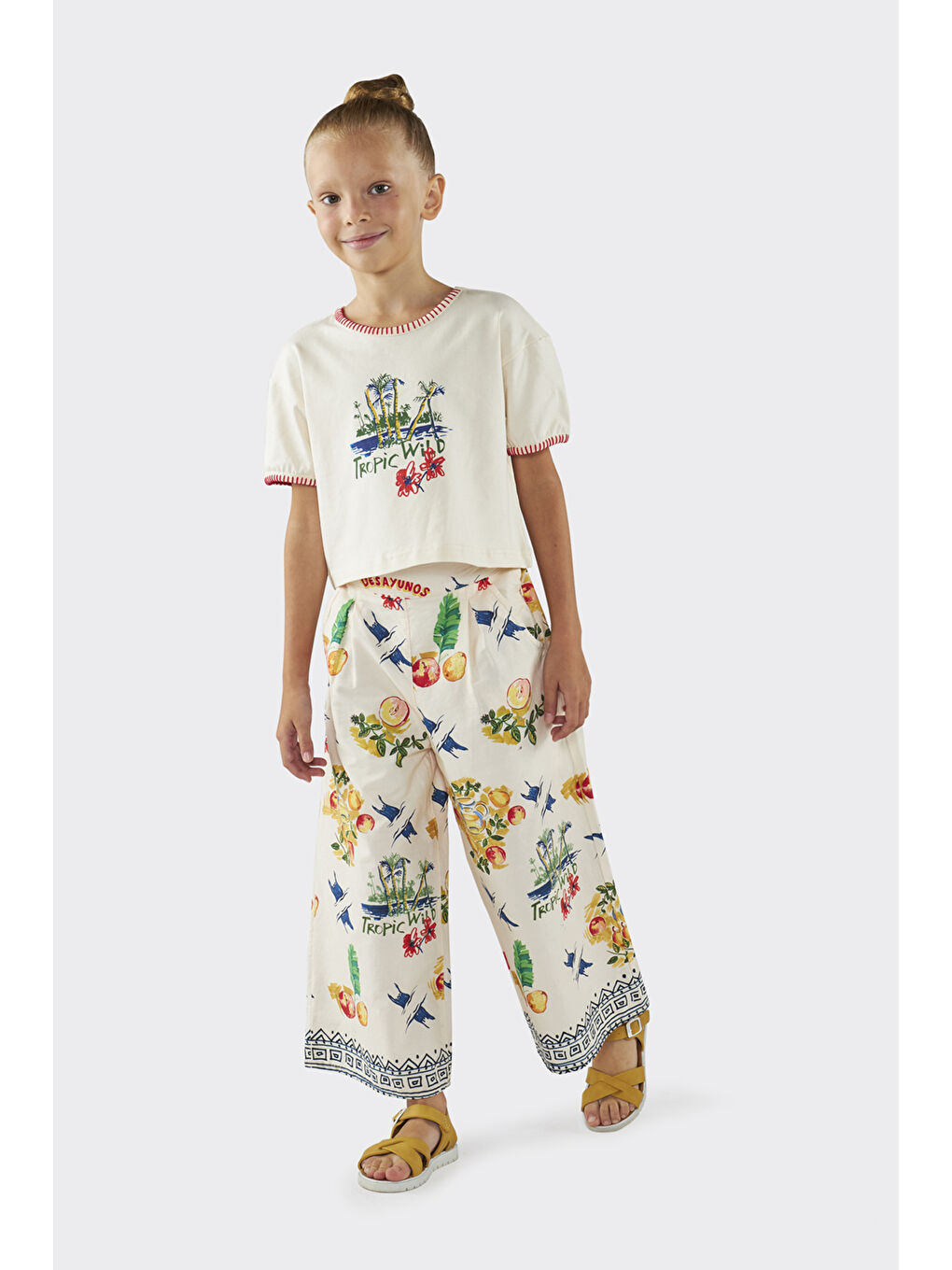 Kız Çocuk El İşi Detaylı Bej Tişört