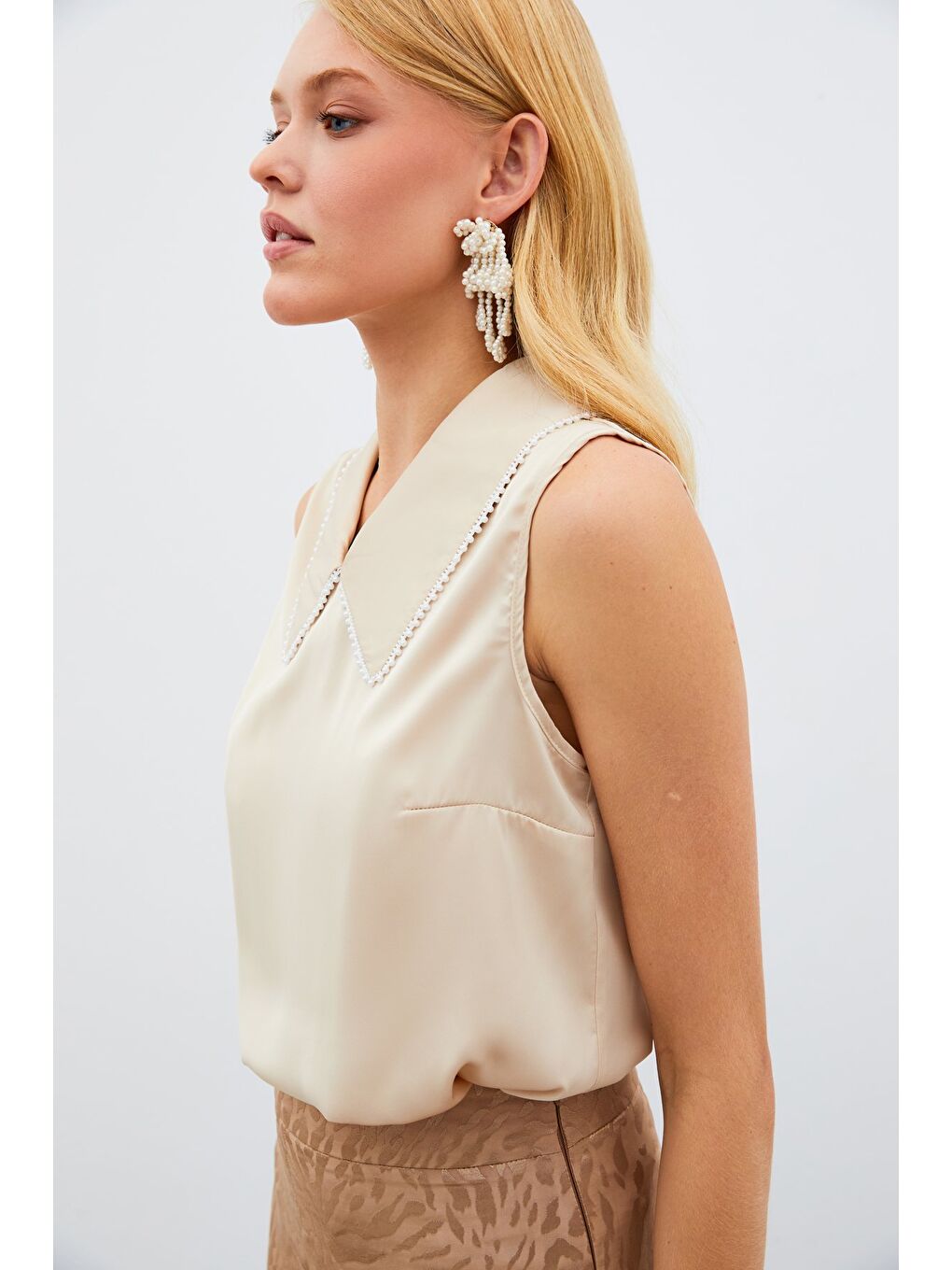 İnci Yakalı Kolsuz Bluz - Bej-2