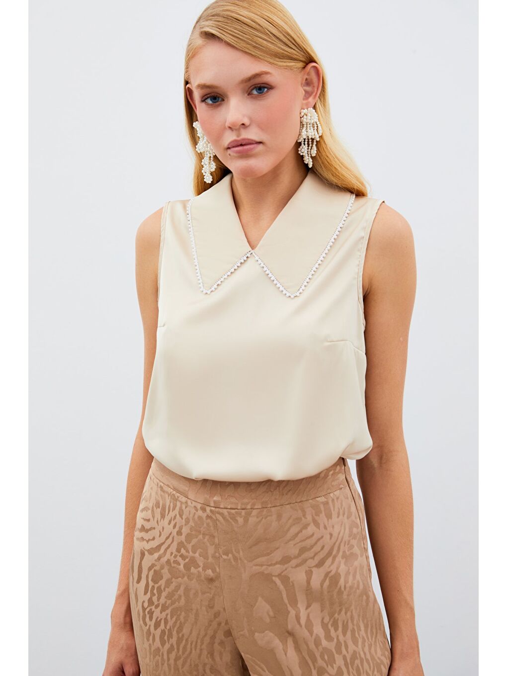 İnci Yakalı Kolsuz Bluz - Bej-4