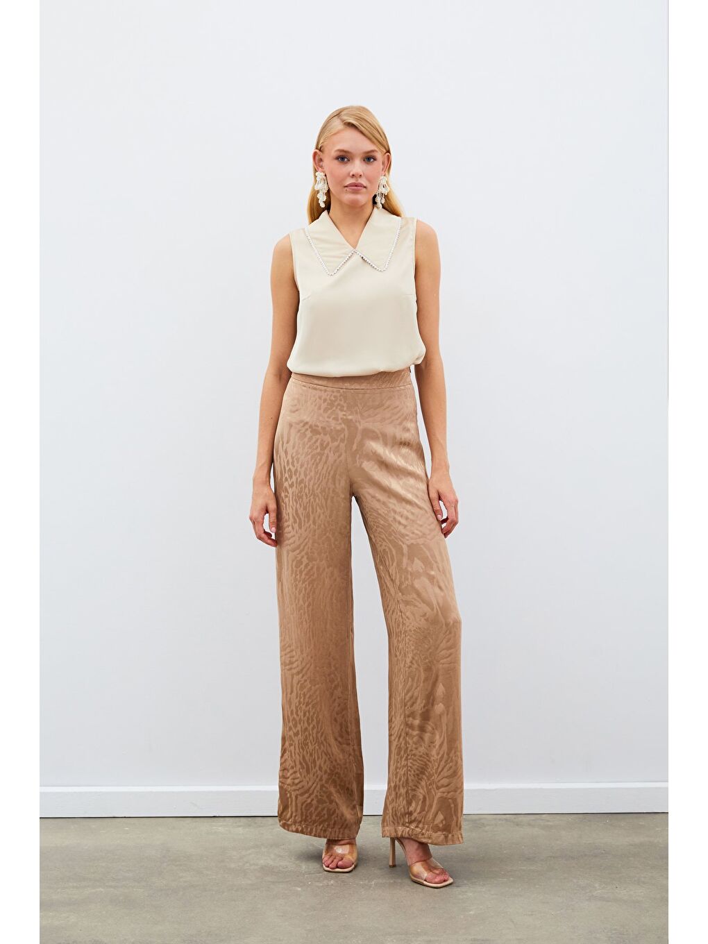 İnci Yakalı Kolsuz Bluz - Bej-5