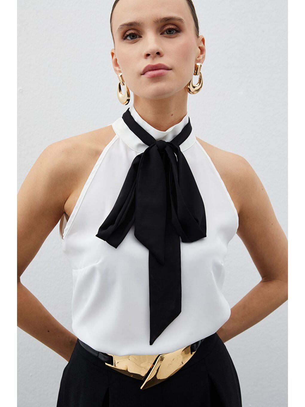 Kontrast Fularlı Kolsuz Bluz - Ekru-1