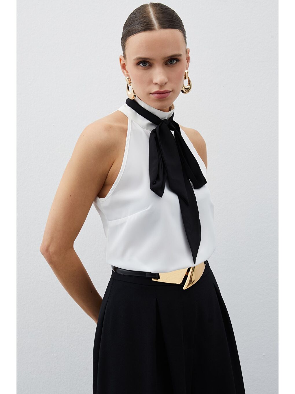 Kontrast Fularlı Kolsuz Bluz - Ekru-3