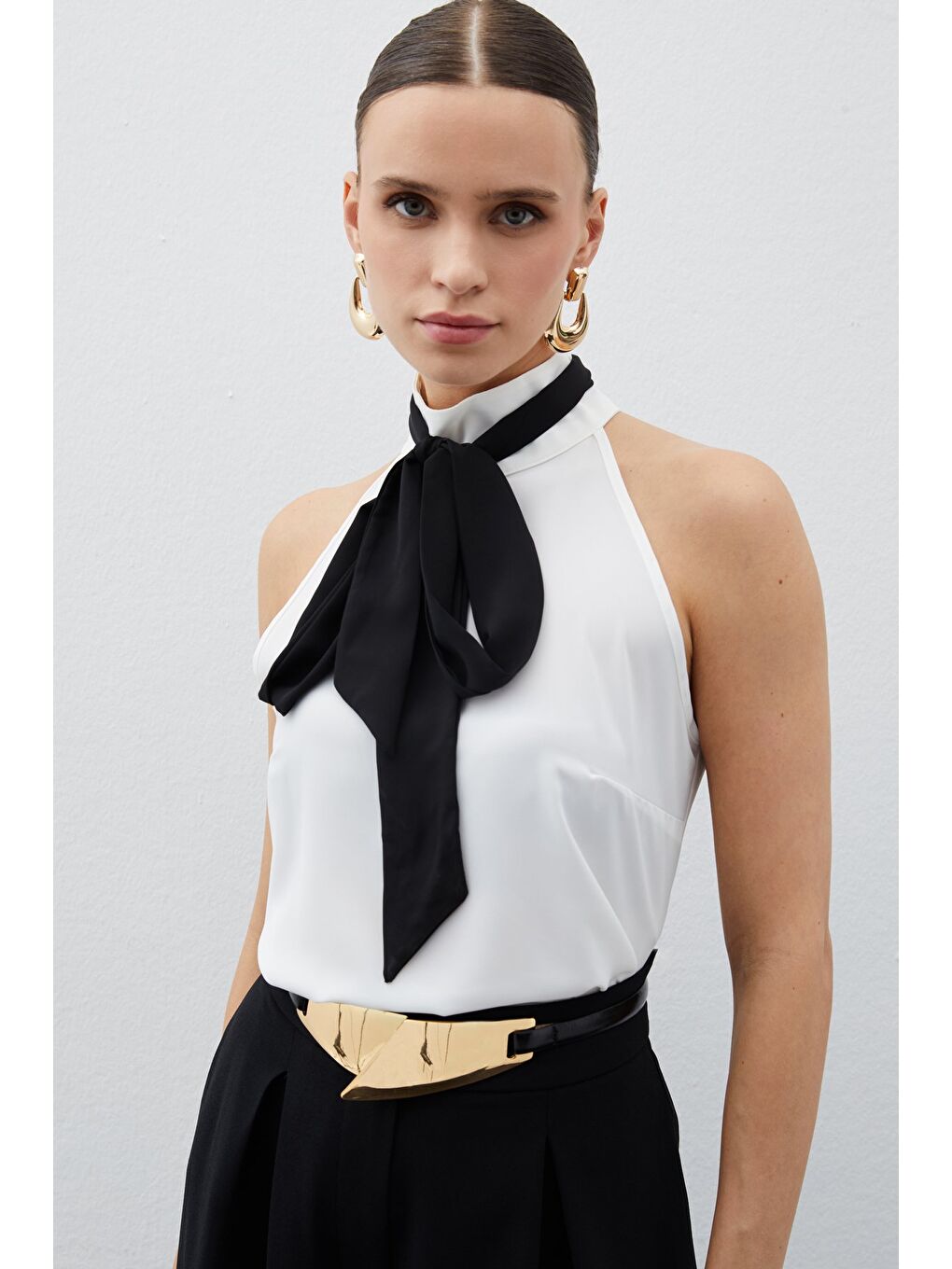 Kontrast Fularlı Kolsuz Bluz - Ekru-4