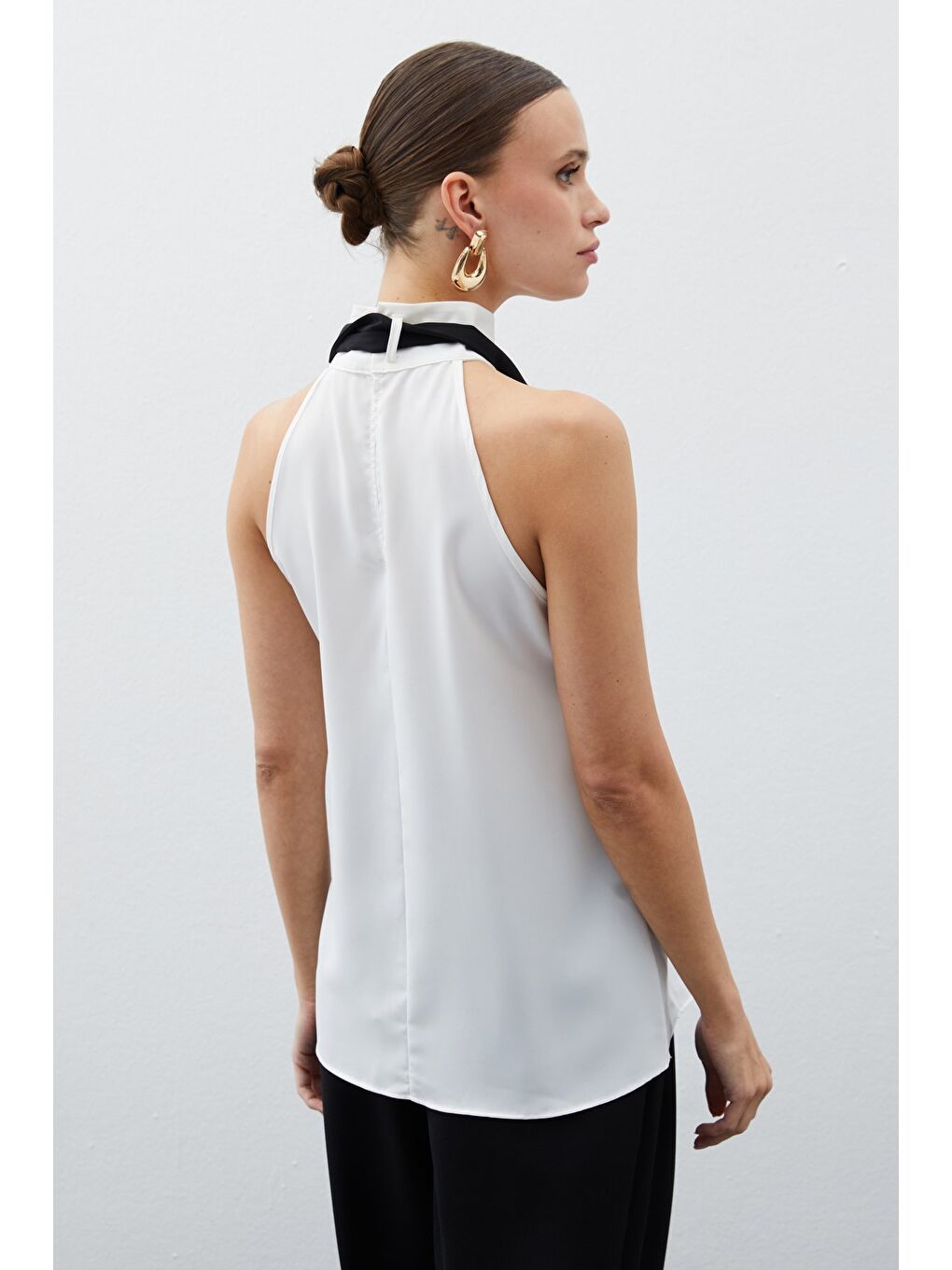 Kontrast Fularlı Kolsuz Bluz - Ekru-5