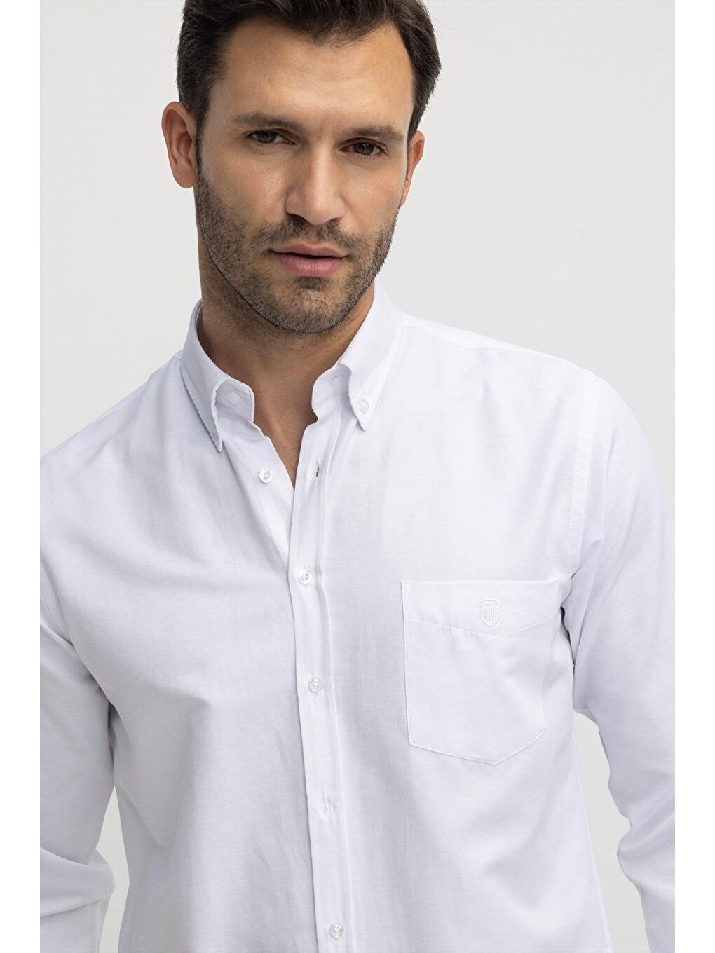 Erkek Regular Fit Klasik Kesim Oxford Doku Yaka Düğmeli Cepli Nakışlı Beyaz Gömlek-1
