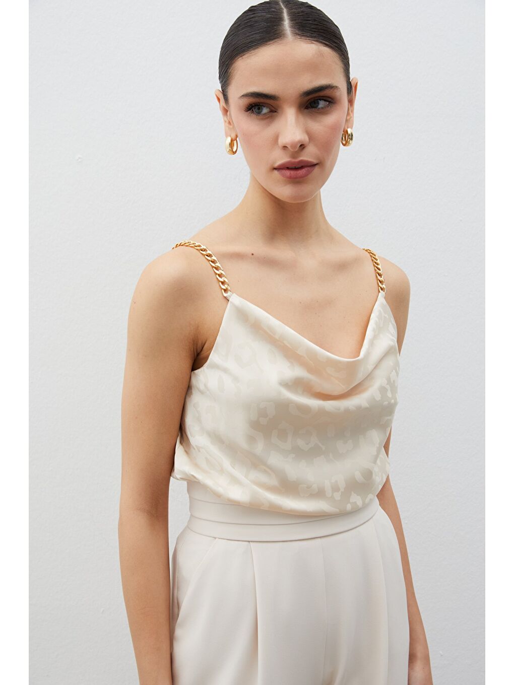 Zincir Askılı Saten Bluz - Bej