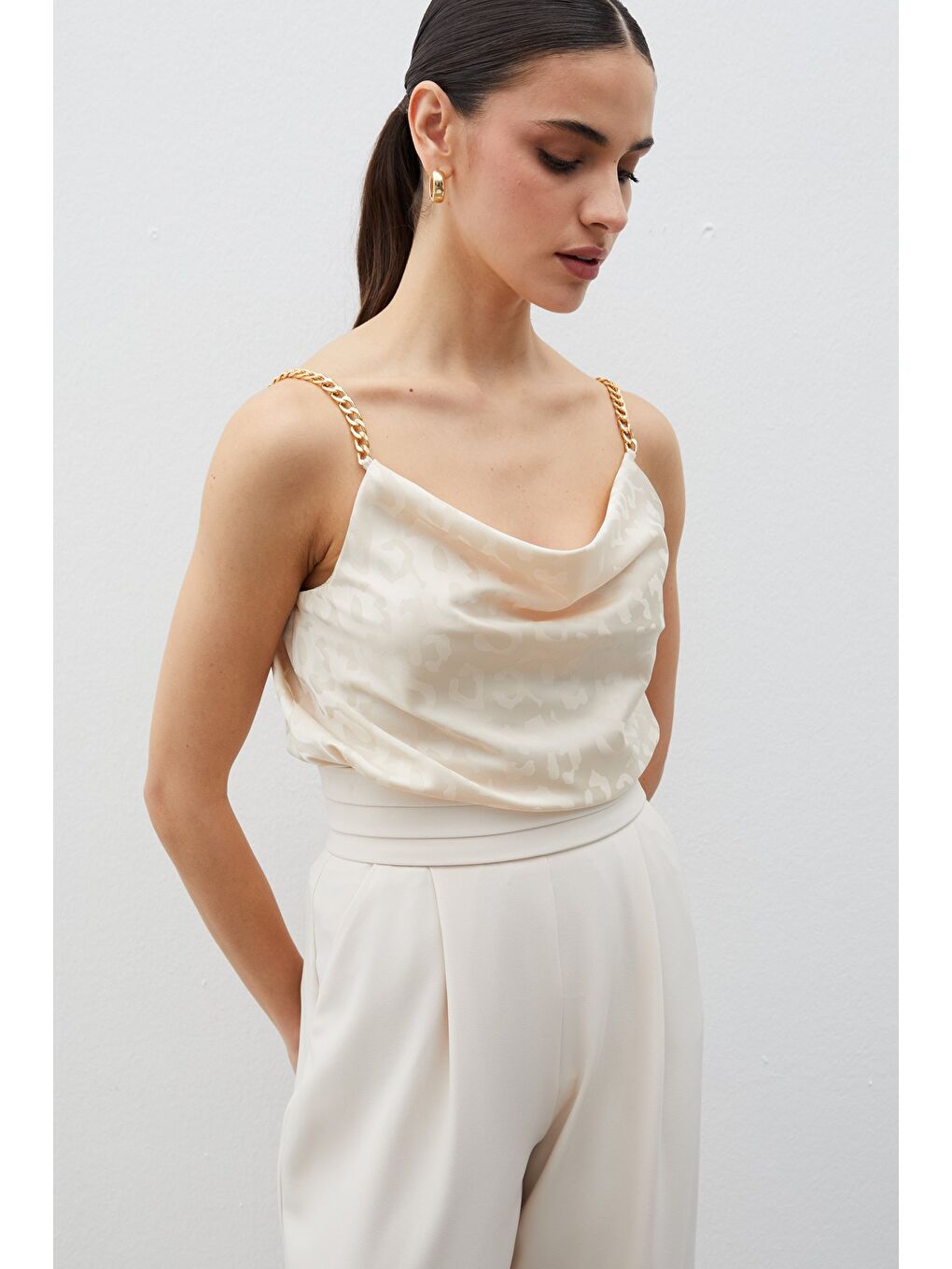 Zincir Askılı Saten Bluz - Bej-1