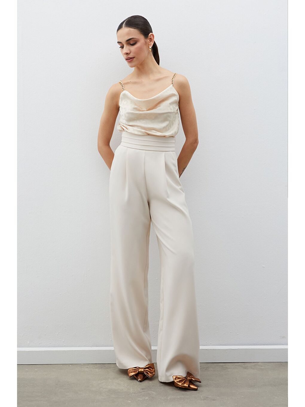 Zincir Askılı Saten Bluz - Bej-2