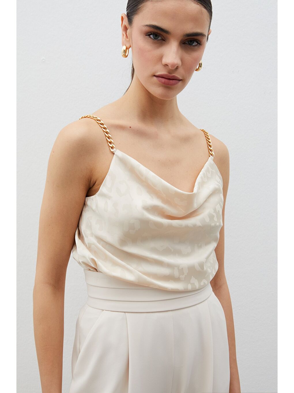 Zincir Askılı Saten Bluz - Bej-3