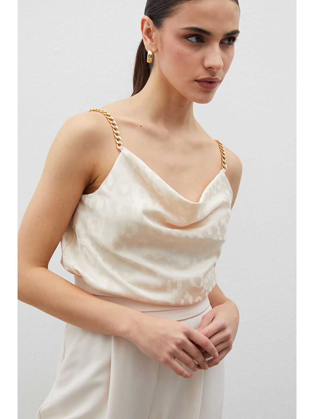 Zincir Askılı Saten Bluz - Bej-4