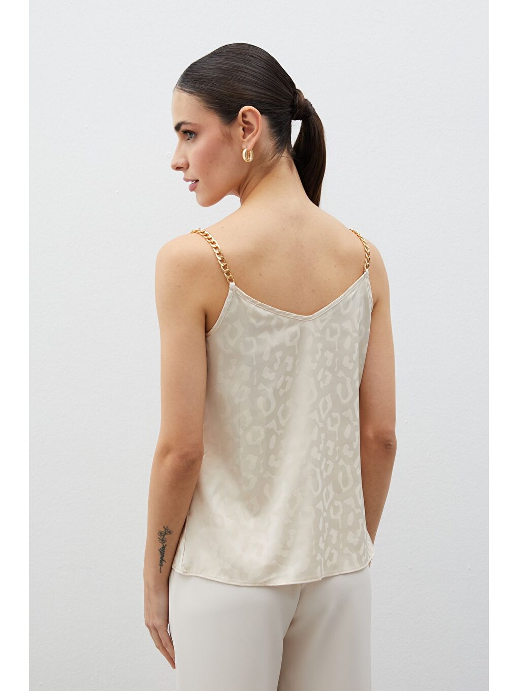 Zincir Askılı Saten Bluz - Bej-5