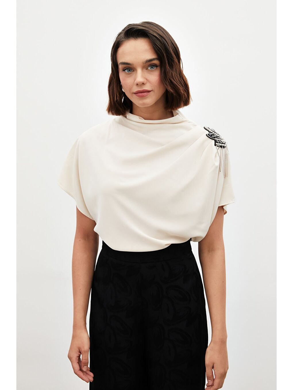 Tek Omuz Aksesuarlı Salaş Bluz - Bej-1