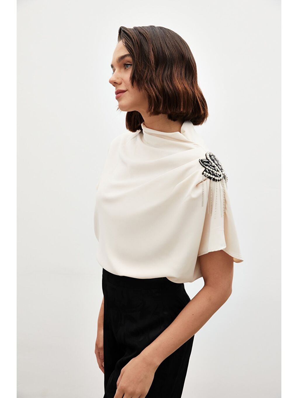 Tek Omuz Aksesuarlı Salaş Bluz - Bej-2