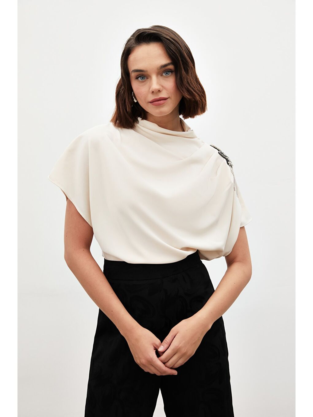 Tek Omuz Aksesuarlı Salaş Bluz - Bej-3