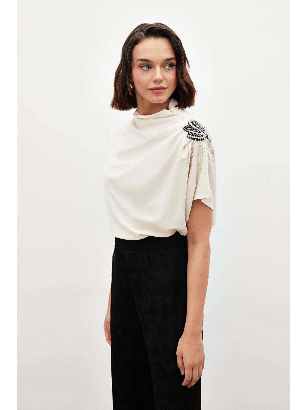 Tek Omuz Aksesuarlı Salaş Bluz - Bej-4