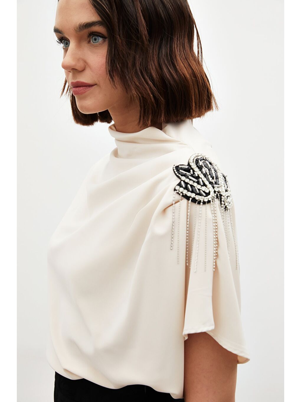 Tek Omuz Aksesuarlı Salaş Bluz - Bej-5