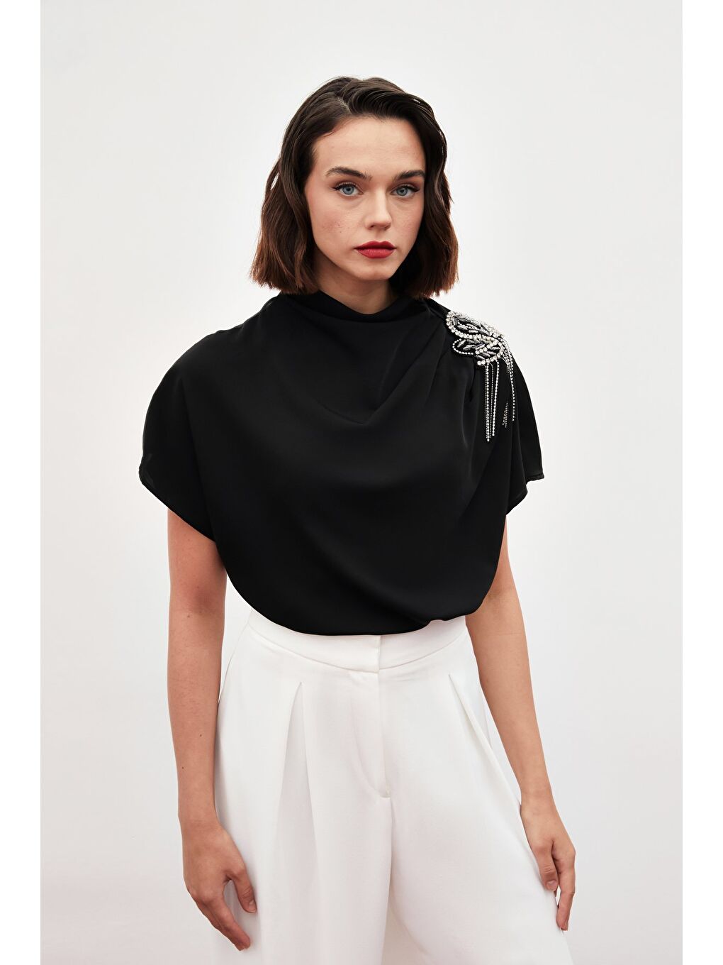 Tek Omuz Aksesuarlı Salaş Bluz - Siyah-1