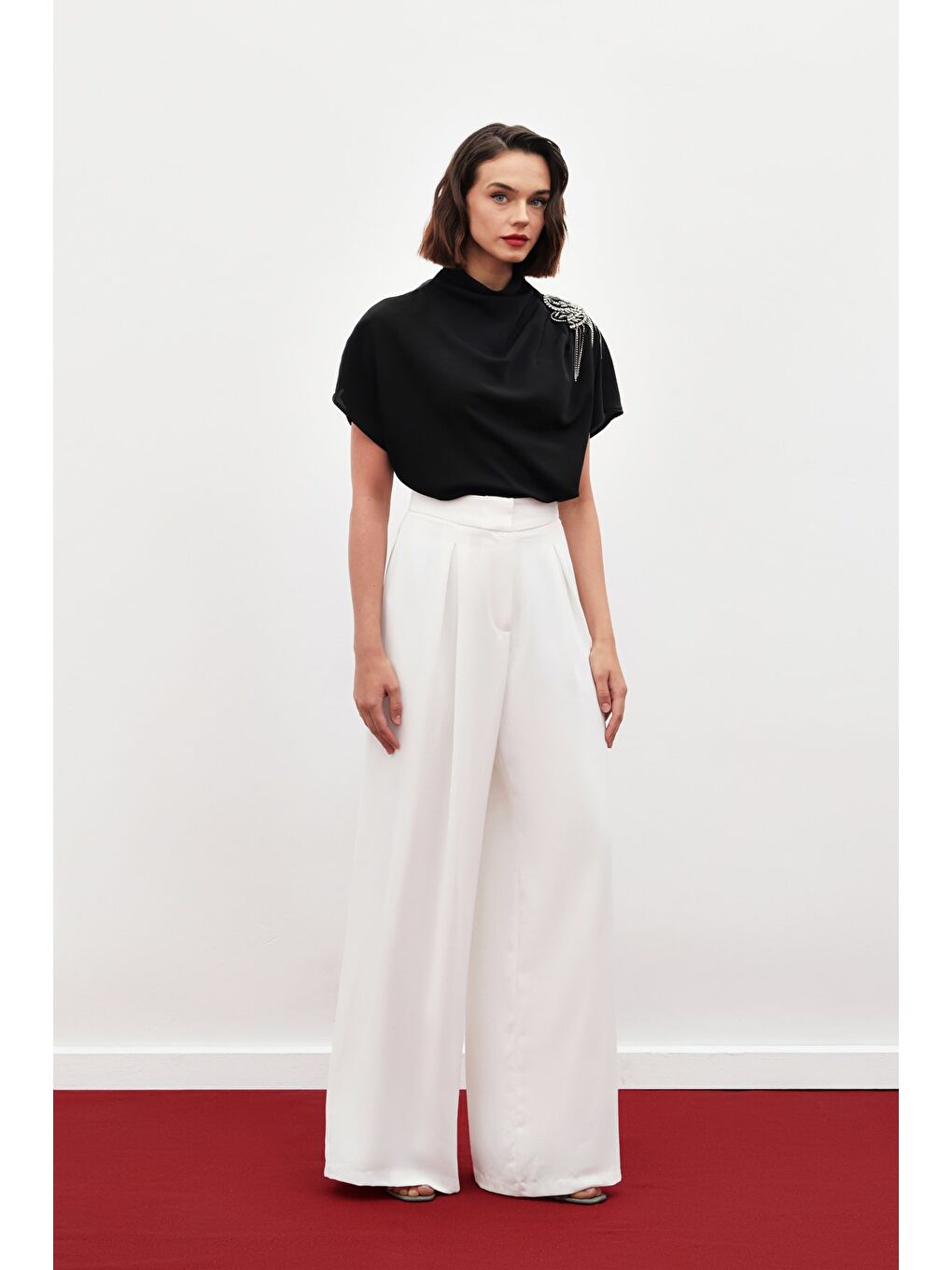 Tek Omuz Aksesuarlı Salaş Bluz - Siyah-4