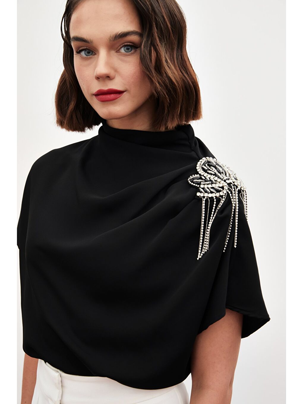 Tek Omuz Aksesuarlı Salaş Bluz - Siyah-5