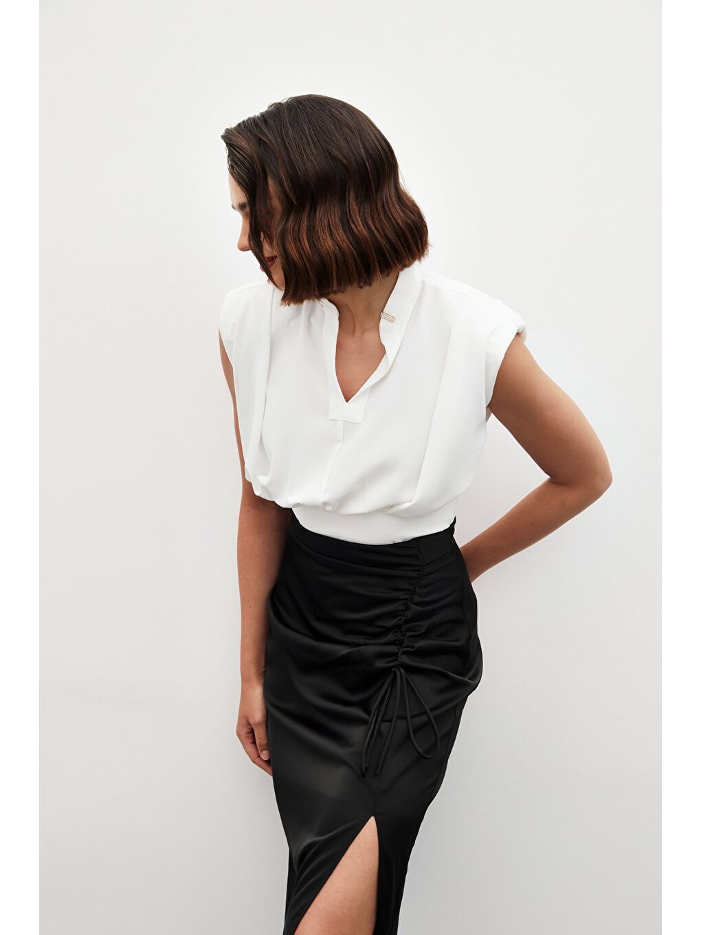 Yaka Aksesuarlı Kolsuz Bluz - Ekru-1