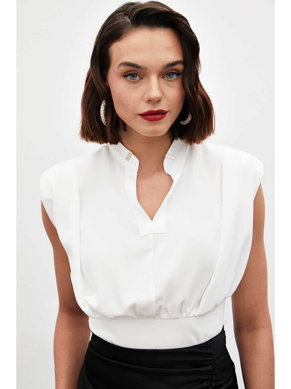 Yaka Aksesuarlı Kolsuz Bluz - Ekru-2