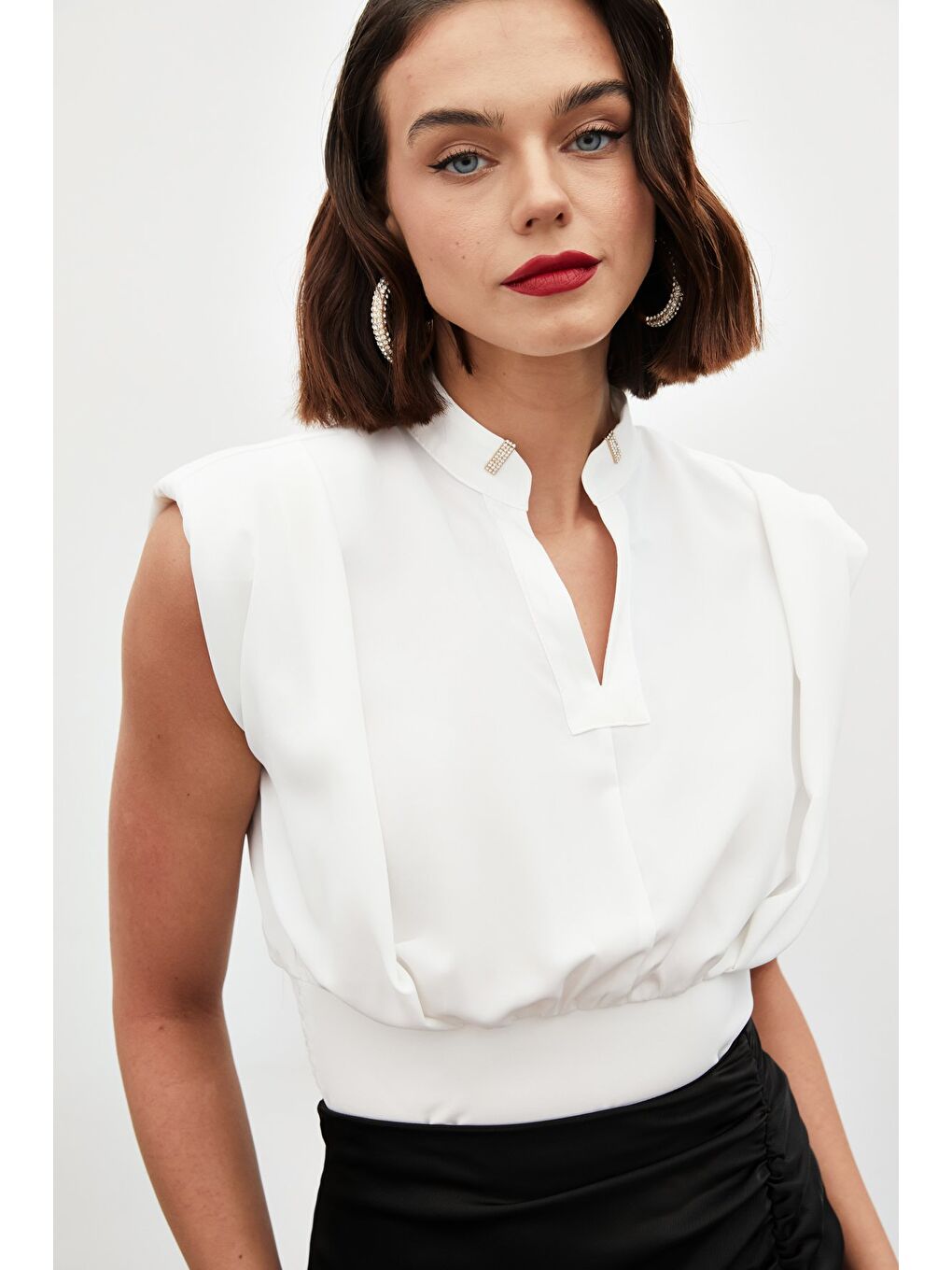 Yaka Aksesuarlı Kolsuz Bluz - Ekru-3