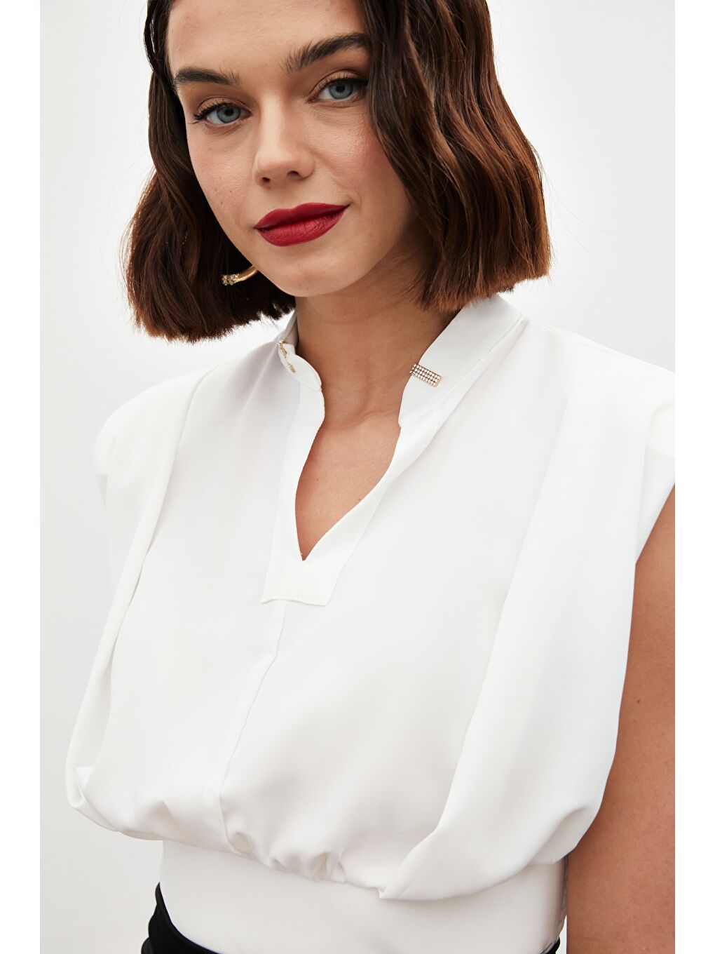 Yaka Aksesuarlı Kolsuz Bluz - Ekru-4