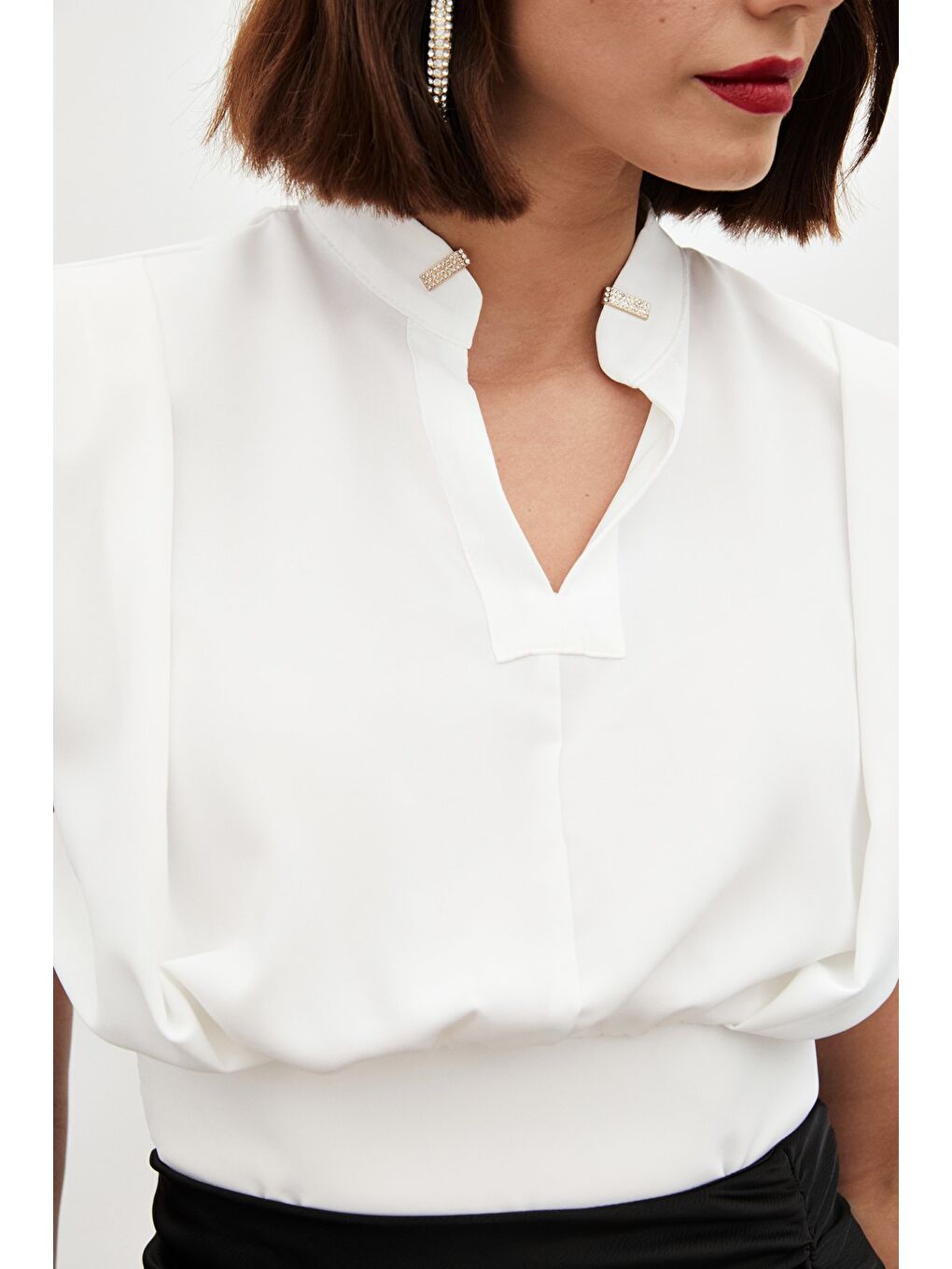 Yaka Aksesuarlı Kolsuz Bluz - Ekru-5