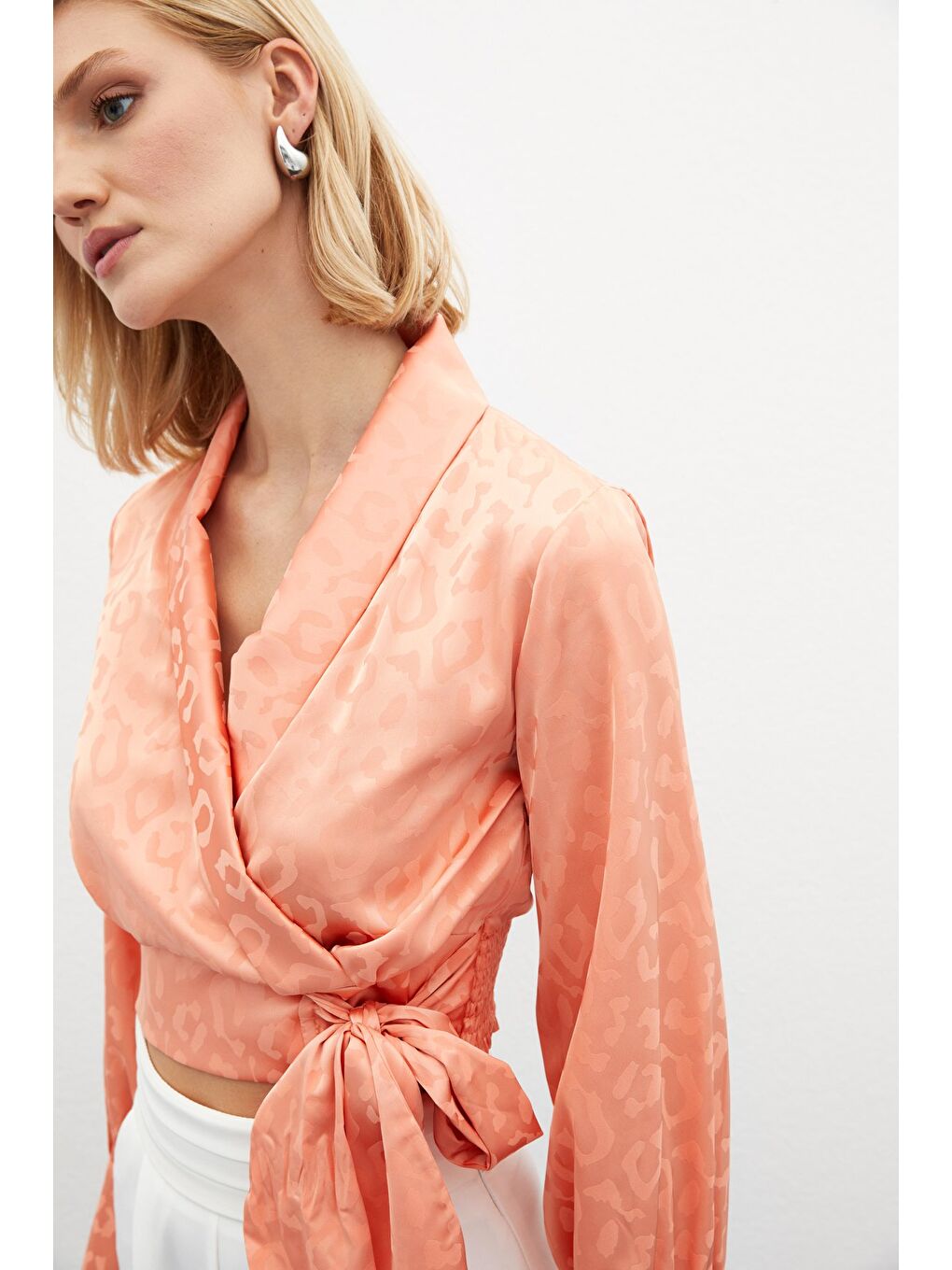 Pembe Yan Kuşaklı Saten Bluz - Somon-3