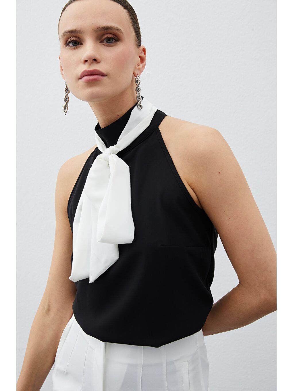 Kontrast Fularlı Kolsuz Bluz - Siyah