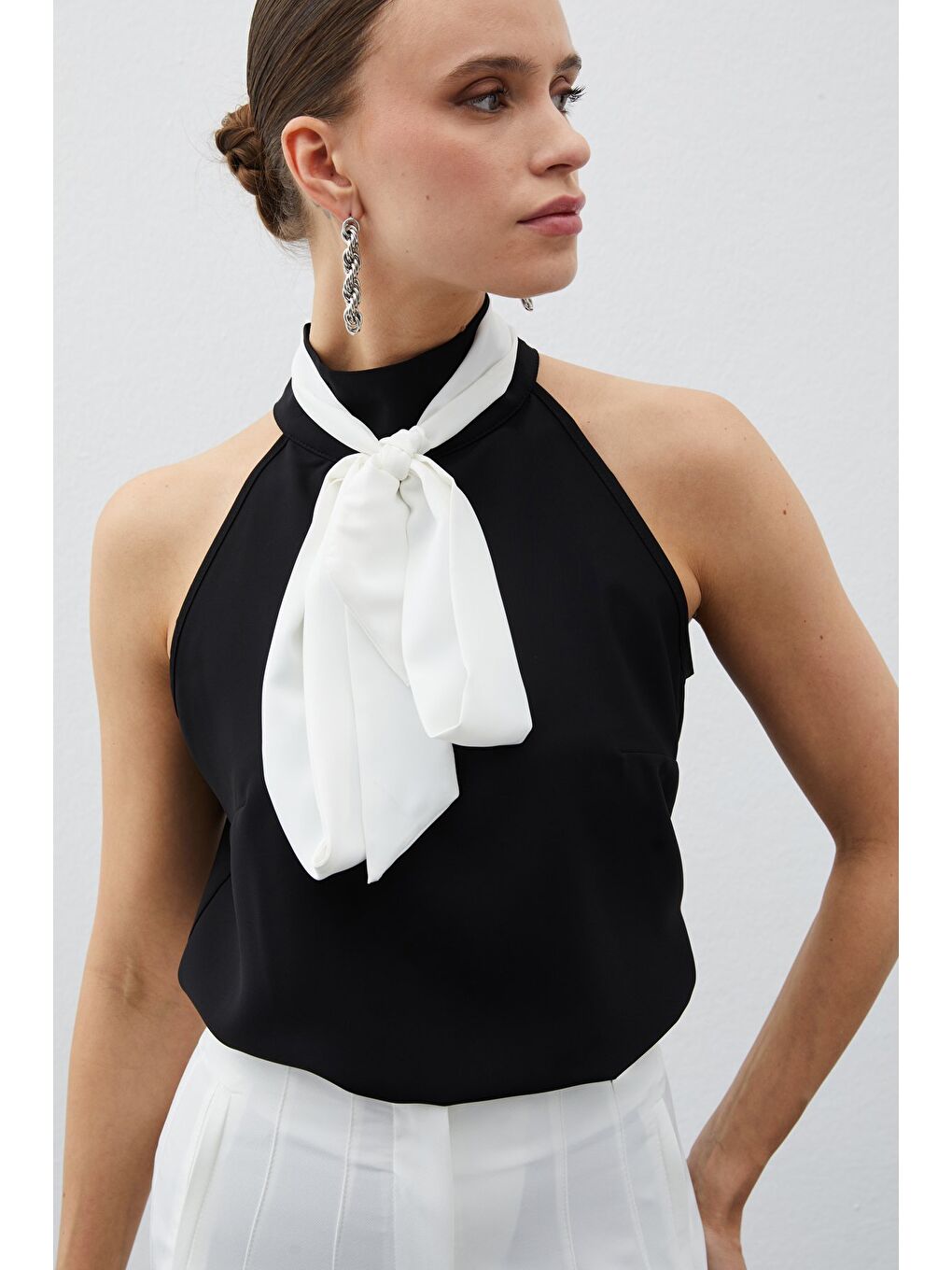 Kontrast Fularlı Kolsuz Bluz - Siyah-1