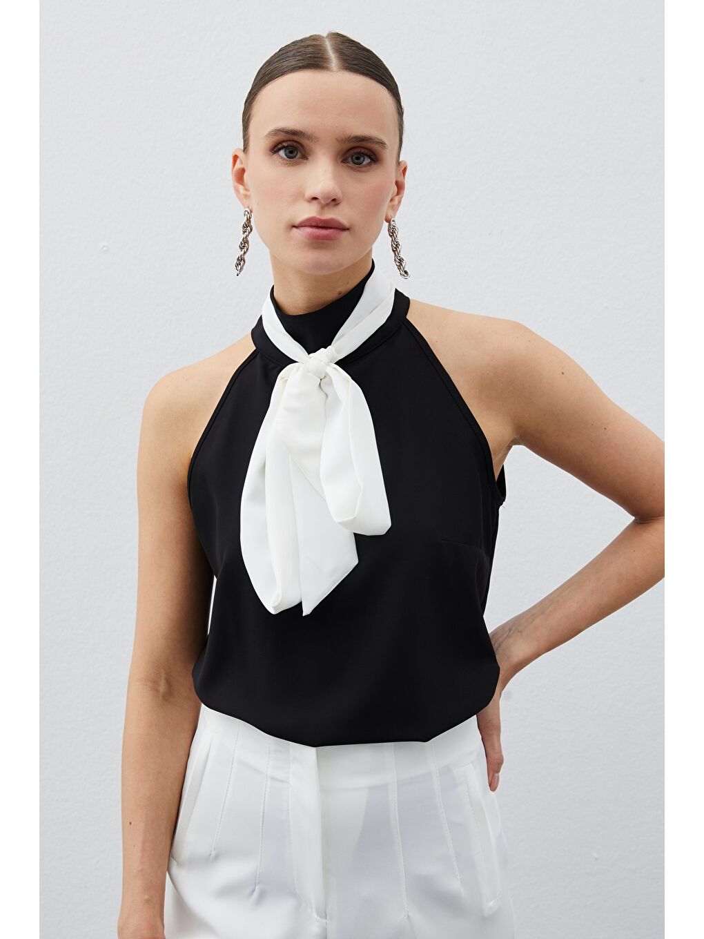 Kontrast Fularlı Kolsuz Bluz - Siyah-2