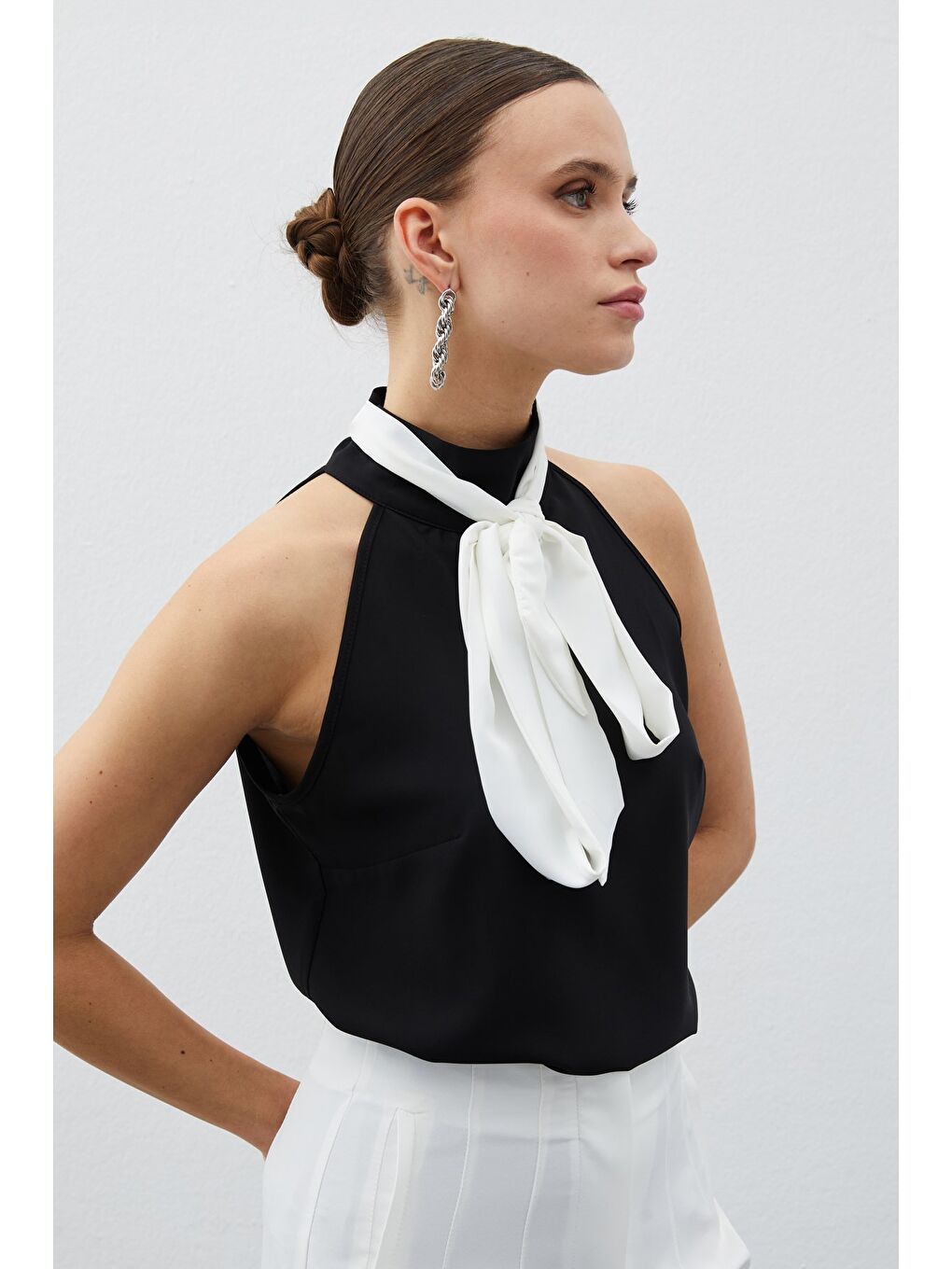 Kontrast Fularlı Kolsuz Bluz - Siyah-3