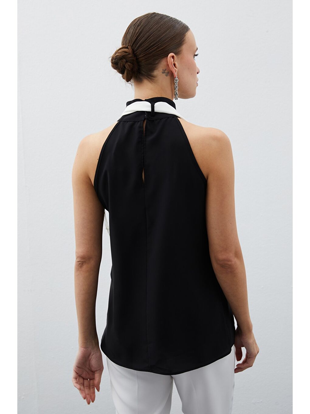 Kontrast Fularlı Kolsuz Bluz - Siyah-4