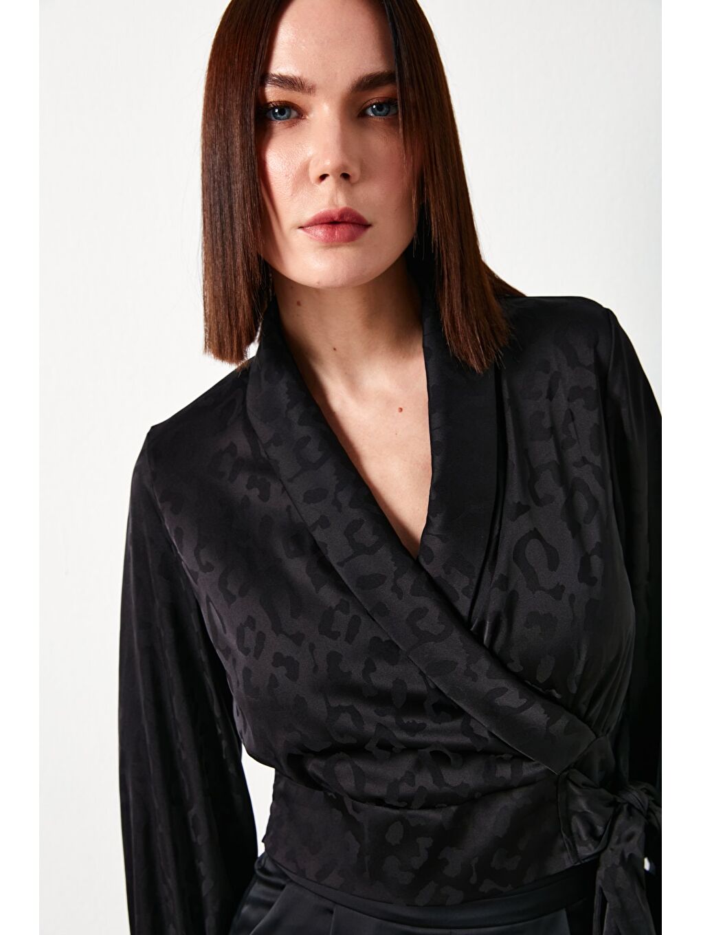 Yan Kuşaklı Saten Bluz - Siyah-1
