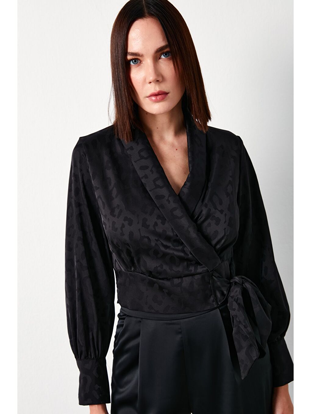 Yan Kuşaklı Saten Bluz - Siyah-2