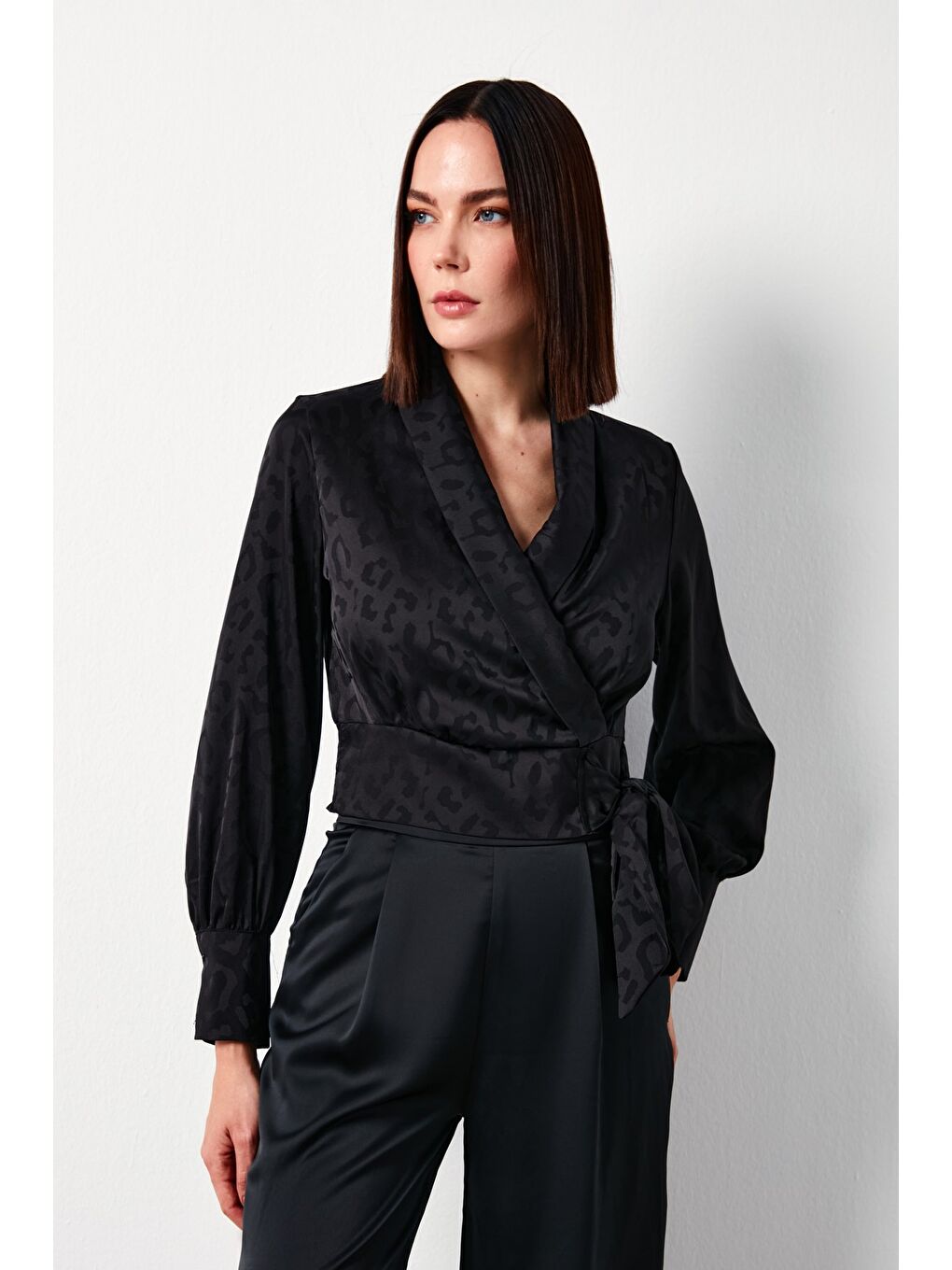 Yan Kuşaklı Saten Bluz - Siyah-3