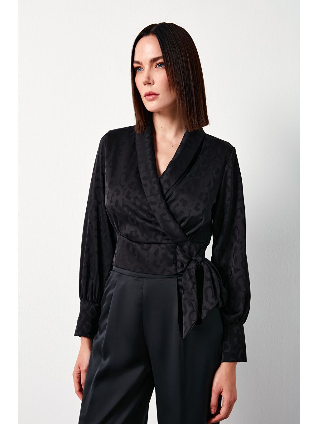 Yan Kuşaklı Saten Bluz - Siyah-4