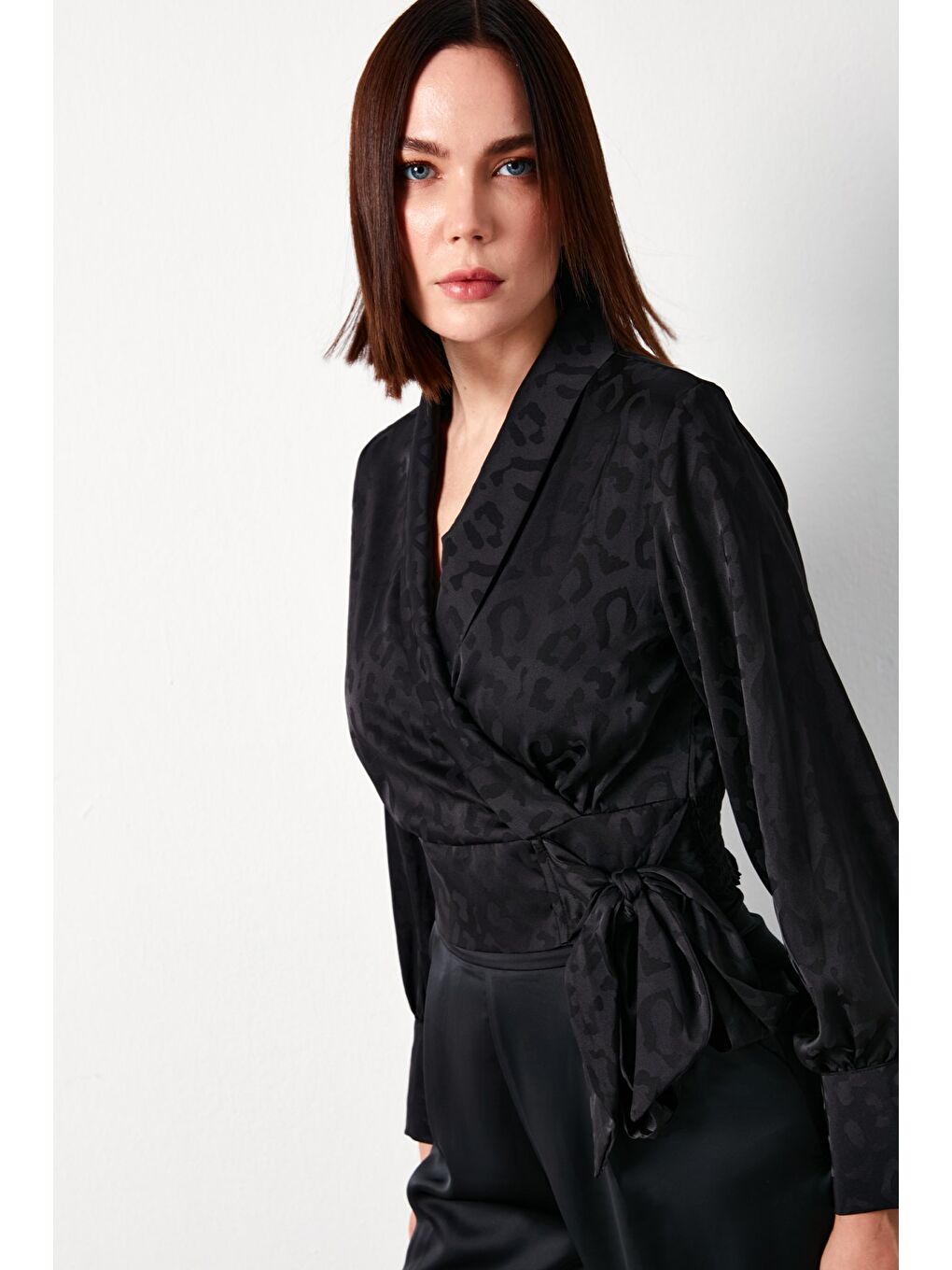 Yan Kuşaklı Saten Bluz - Siyah-5