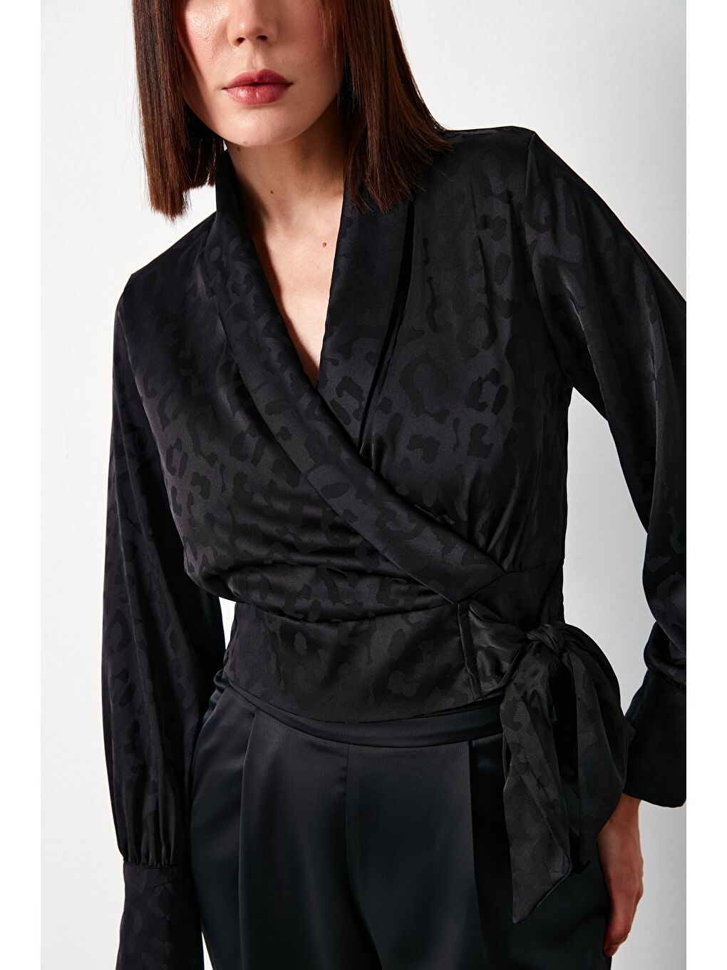 Yan Kuşaklı Saten Bluz - Siyah-6