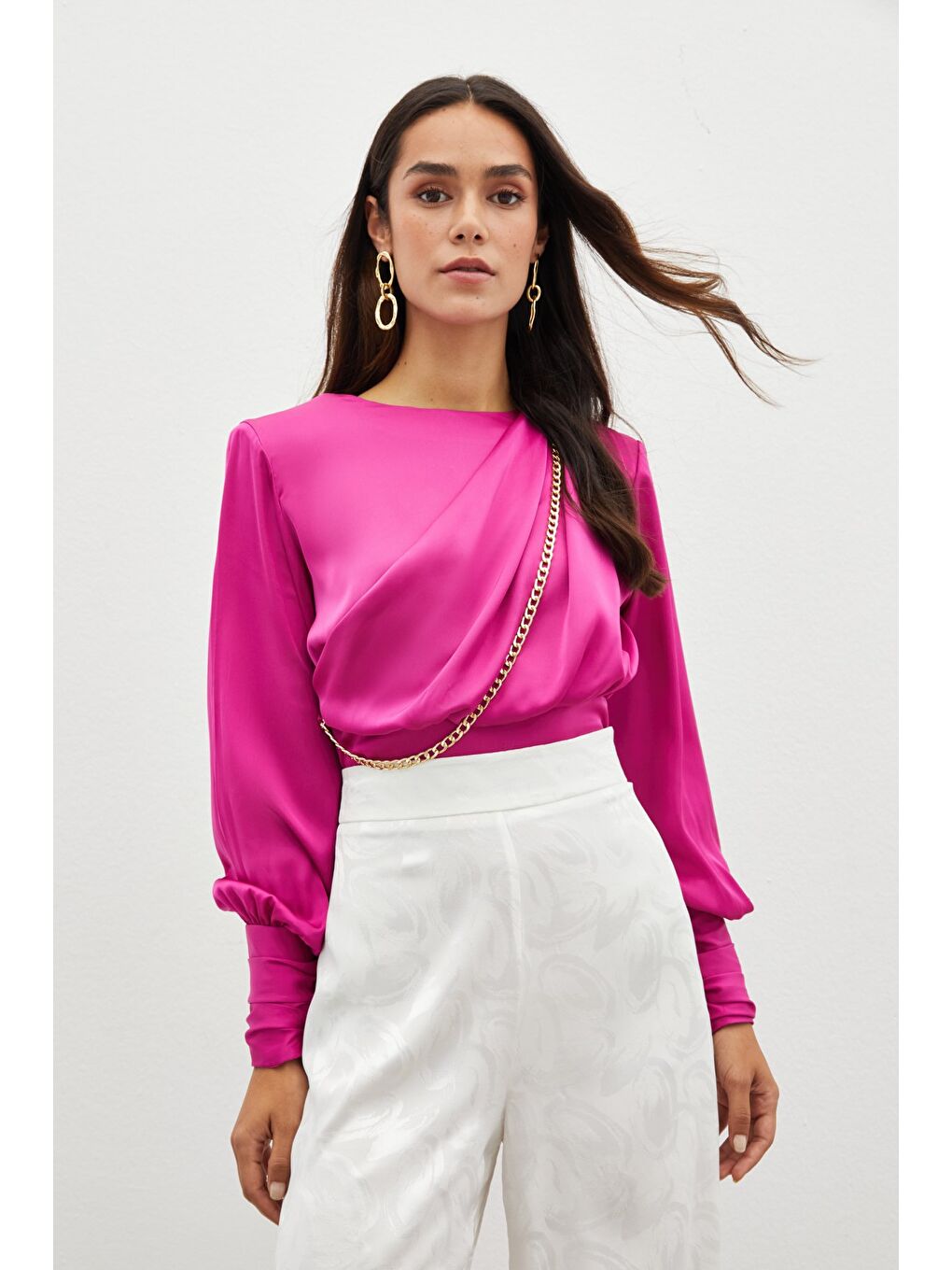 Ön Zincirli Saten Bluz - Fuşya-1